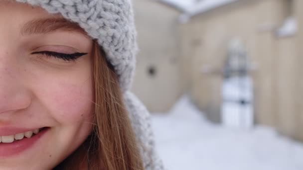 Retrato de chica bastante feliz caucásica con sonrisa en la cara posando en el fondo de la ciudad de invierno — Vídeos de Stock