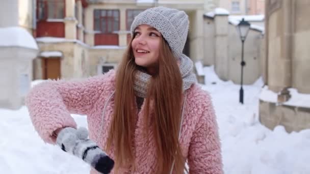 Turista mujer mirando a la cámara, saludando, hola, bienvenida, señal de gesto de despedida, al aire libre en invierno — Vídeo de stock