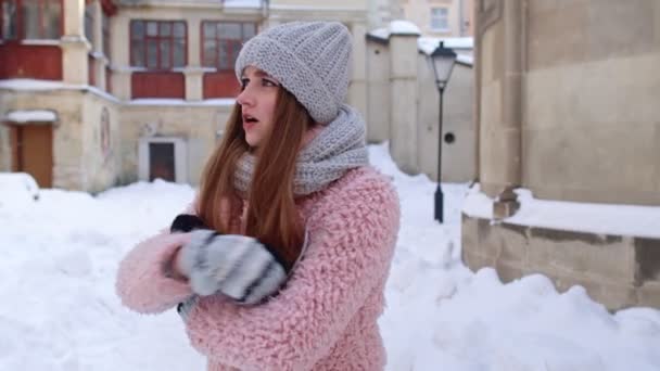 Turista mujer mostrando emociones negativas, odio, rabia, malestar, estrés mientras está de pie al aire libre en invierno — Vídeos de Stock