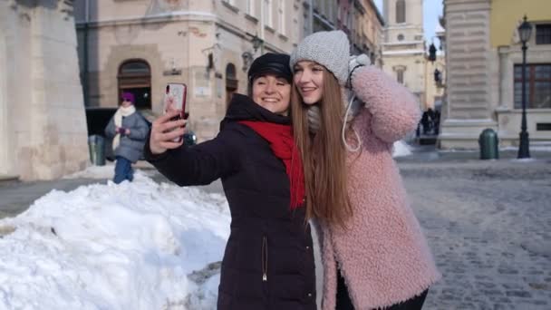 Duas jovens mulheres sorridentes turistas blogueiras tirando fotos de selfie retrato, videoconferência chamada — Vídeo de Stock