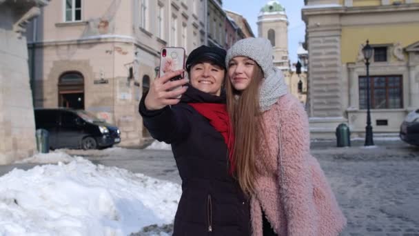 Hermanas pareja bloggers tomando selfie, haciendo video conferencia llamada en el teléfono móvil en la calle de la ciudad — Vídeos de Stock