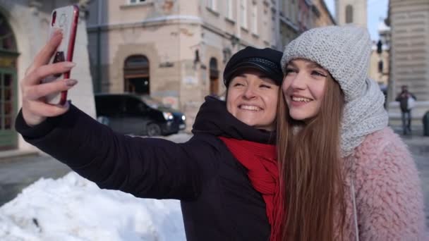 Zwei junge lächelnde Touristinnen bloggen mit Selfie-Fotos Porträt, Videokonferenzanruf — Stockvideo