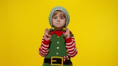 Noel dileği konsepti. Noel Baba kılığındaki genç kız Noel Baba kılığına girip dua ediyor.