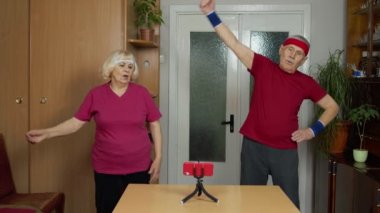 Yaşlı bir kadın spor yapıyor canlı yayın, vlog, blog, online mesafe kursu başlıyor.
