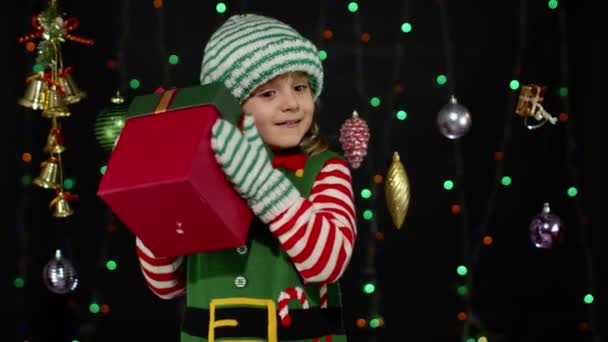 Niño en Navidad elfo Santa Claus ayudante traje celebración regalo sorpresa regalo caja con cinta — Vídeos de Stock