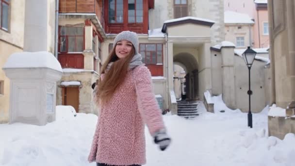 Attraente ragazza che balla, festeggia, sorride durante la sua vacanza nel centro storico della città — Video Stock