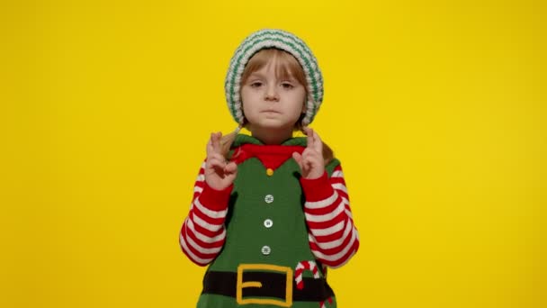 Julklappskoncept. Ung tonåring flicka i jul tomte hjälpreda kostym gör en önskan, ber — Stockvideo