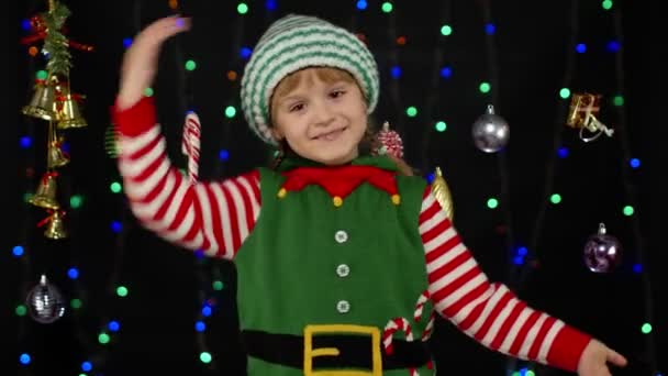 Ragazzina in costume da elfo di Natale Babbo Natale che balla, che scherza. Festa di Capodanno — Video Stock