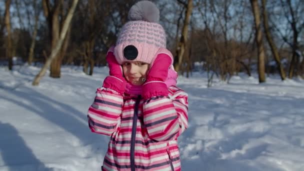 Niña abriendo la boca con asombro, wow gesto de deleite, gratamente sorpresa en el parque de invierno — Vídeo de stock