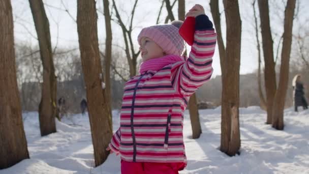 Παιδί κορίτσι vlogger κάνει βιντεοκλήση, συνομιλία με φίλους, εξ αποστάσεως επικοινωνία στο πάρκο το χειμώνα — Αρχείο Βίντεο