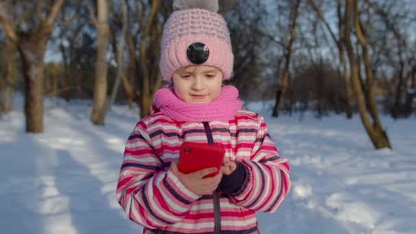 Niños niños bloguero turístico hojeando en el teléfono móvil, publicando un nuevo post fotográfico en las redes sociales — Vídeos de Stock