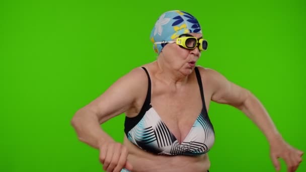Gammal kvinna resenär simmare i simglasögon, dans, visar simning rörelser, kromnyckel — Stockvideo