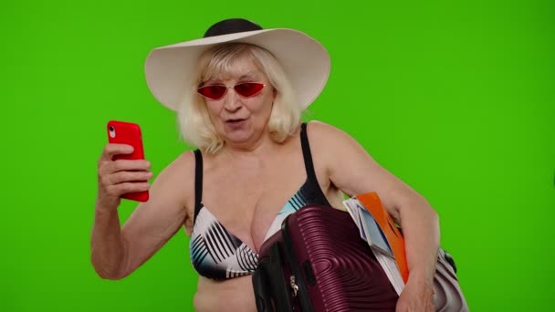 Femme mûre voyageur blogueur dans des lunettes de soleil, prendre selfie photo portrait, appel vidéo sur smartphone — Video