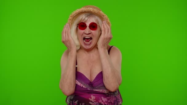 Divertido turista anciana tonta en traje de baño, tonteando haciendo estúpida expresión sin cerebro — Vídeos de Stock