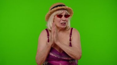 Mayolu yaşlı bir turist yardım istiyor, lütfen diyor, el ele dua ediyor, yardıma ihtiyacı var.