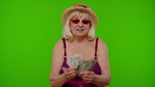 Bogata starsza kobieta turystka liczy gotówkę ciesząc się niezależnością finansową, machając dolarami dochodu — Wideo stockowe