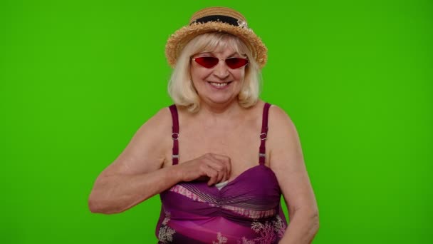 Starší žena cestovatel turista bere peníze z plavek podprsenka, počítání spoustu dolarů v hotovosti — Stock video