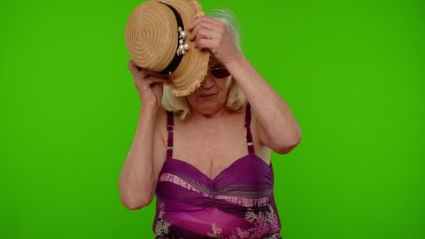Старшая женщина путешественник турист берет деньги от шляпы, считая кучу долларов наличными для летней поездки — стоковое видео