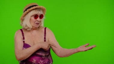 Olgun kadın gezgin Palm 'da fotokopi alanı tutuyor, reklam için çalışma alanı modelini işaret ediyor.