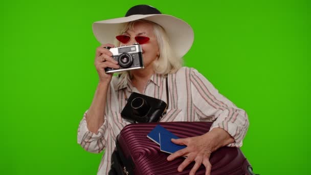 Fotógrafo turístico mujer mayor tomando fotos en cámara retro y sonriendo en croma clave fondo — Vídeos de Stock