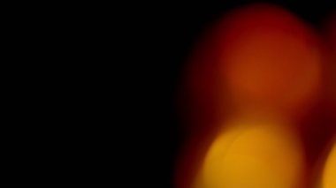 Çok renkli ışık siyah zemin üzerine 4k 'lık görüntü sızdırıyor, görüntü stilize ediliyor, geçişler, Bokeh etkisi