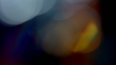 Çok renkli ışık, siyah arkaplanda görüntü sızdırıyor. Lens sızıntısı, geçişleri engelliyor.