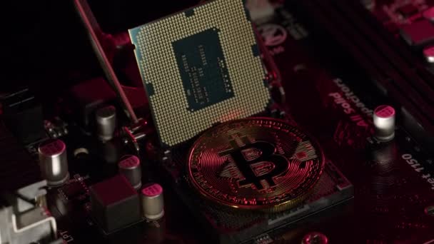 Bitcoin BTC και CPU κεντρικό επεξεργαστή για ψηφιακή τεχνολογία PC μητρική πλακέτα, εξόρυξη cryptocurrency — Αρχείο Βίντεο