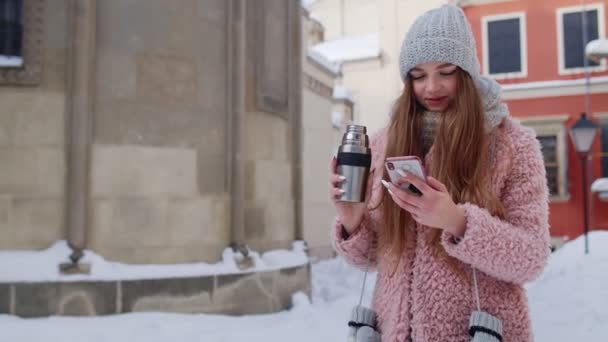 Giovane viaggiatore donna a piedi lungo la città vecchia in possesso di telefono cellulare, chiacchierando con amici e familiari — Video Stock