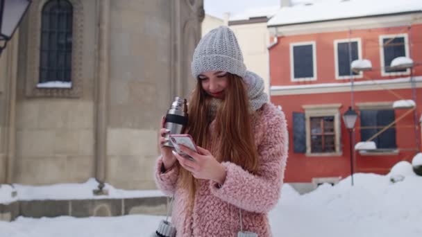 Traveler γυναίκα με κινητό τηλέφωνο, ψάχνει για διαδρομή χρησιμοποιώντας mobile map application, drink hot drink — Αρχείο Βίντεο