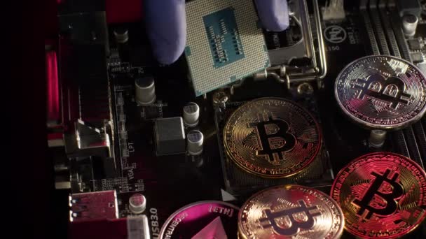 Bitcoin BTC, Ethereum νομίσματα σε ψηφιακή μητρική πλακέτα υπολογιστή, εξόρυξη cryptocurrency, χωρίς μετρητά μέλλον — Αρχείο Βίντεο