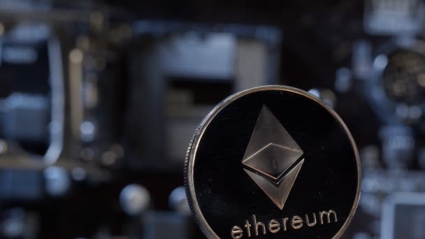 Ethereum munt spinnen op computer moederbord achtergrond, cryptogeld mijnbouw, virtueel geld — Stockvideo