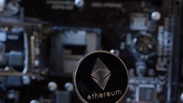 Ethereum κέρμα κλώση σε ψηφιακή τεχνολογία PC μητρική πλακέτα φόντο, εξόρυξη χρήματος cryptocurrency — Αρχείο Βίντεο