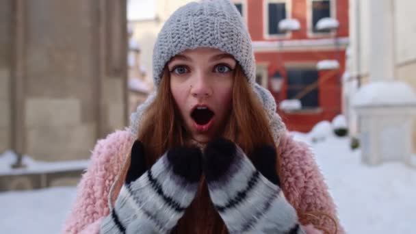 Fantastiska kaukasiska söt flicka lyfta händerna i chock av plötslig seger, wow reaktion, spännande nyheter — Stockvideo