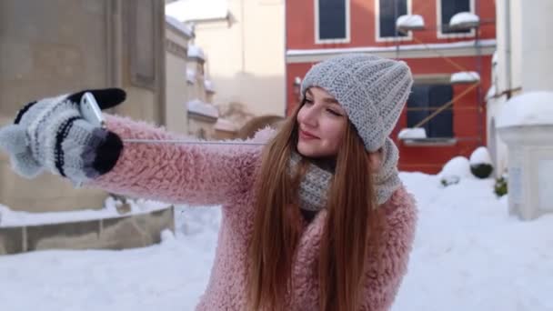 Девушка делает селфи фото, видео-звонок на мобильный телефон, общение с друзьями, дистанционное общение — стоковое видео