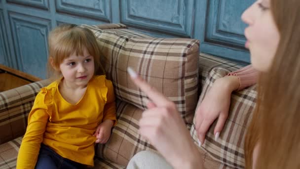 Terapeuta profesional del habla mujer enseñando pronunciación niña pequeña con problemas de voz — Vídeo de stock