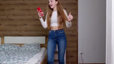 Kazanan teklifi kutlayan ya da cep telefonundan ekommerce indirimi alan kadın müşteri