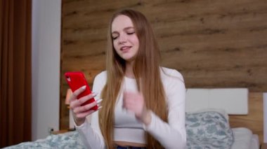 Mutsuz, hoşnutsuz, rahatsız bir kız cep telefonundan kötü haberler okuyor, alışveriş yaptıktan sonra mutsuz.