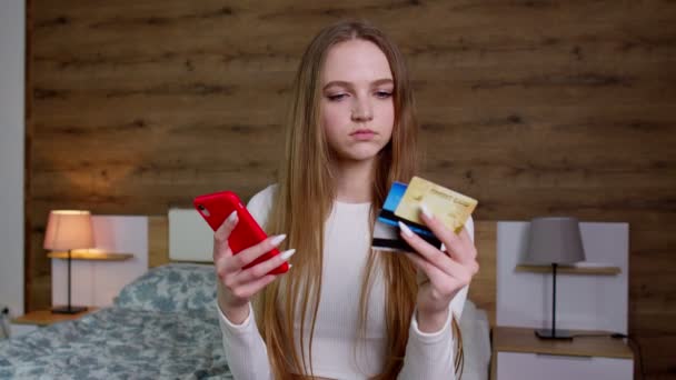 Žena držet v ruce kreditní bankovní karty pomocí mobilního telefonu doručení objednávky, on-line nákupní platba — Stock video