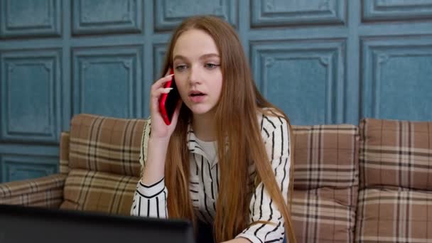 Молодая деловая женщина-консультант делает удаленный видеозвонок, работает за ноутбуком в домашнем офисе — стоковое видео