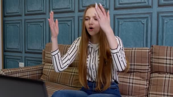 Сумний засмучений незадоволений роздратована дівчина читає погані новини на ноутбуці, хапає голову в розпачі — стокове відео