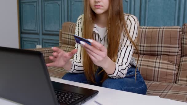 Chica pagar por las compras de compras en la web durante los descuentos de venta, pidiendo comida con tarjeta de plástico de crédito — Vídeos de Stock