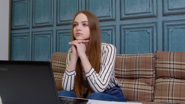 Скучная недовольная деловая женщина, работающая на ноутбуке, уставшая от всего, выглядящая печально подавленной — стоковое видео