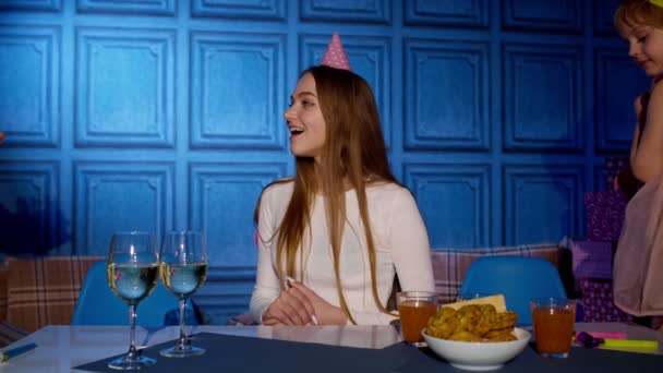 Groot multigenerationeel gezin vieren jonge moeder verjaardag feest thuis — Stockvideo
