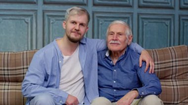 Farklı erkek nesiller büyük baba ve yetişkin oğul ya da torun aileleri iyi niyet göstergesi gösteriyorlar.