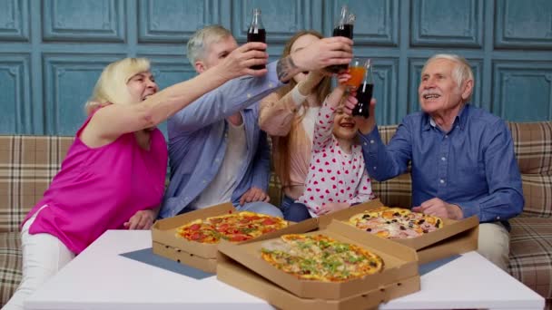 Familia multigeneracional almorzando, comiendo pizza, riendo, brindando en casa — Vídeo de stock