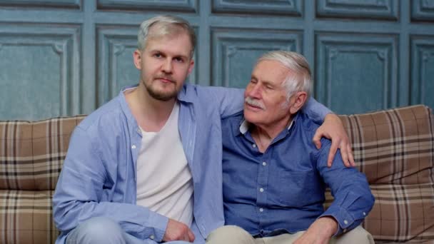 Szczęśliwy różne pokolenia męskie rodzina starszego ojca i dorosłego syna lub wnuka pokazując kciuki w górę — Wideo stockowe