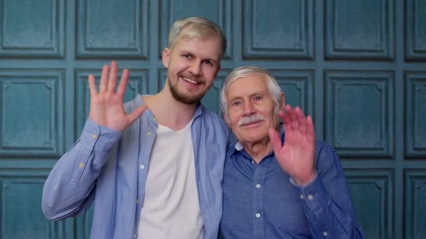Happy différentes générations masculines famille de père aîné et fils ou petit-fils adulte saluant salut, bonjour — Video