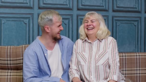사랑에 찬 세대 의연로 한 어머니와아 들이나 손자가 웃는 행복 한 유대 가족 — 비디오
