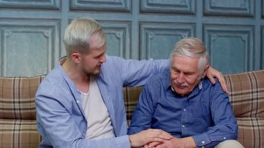 Yetişkin bir adamın oğlu üzüntüyü kucaklıyor ve teselli ediyor. Yaşlı bir baba, sevgi, akıl sağlığı, sosyal sorunlar...