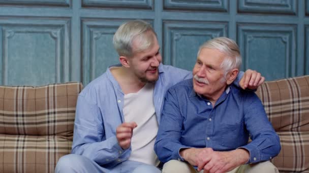 Familie af senior far og voksen søn mand eller barnebarn, der har hjerte-til-hjerte samtale derhjemme – Stock-video